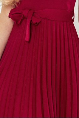 311-11 LILA Prabangi plisuota burgundiškos spalvos suknelė