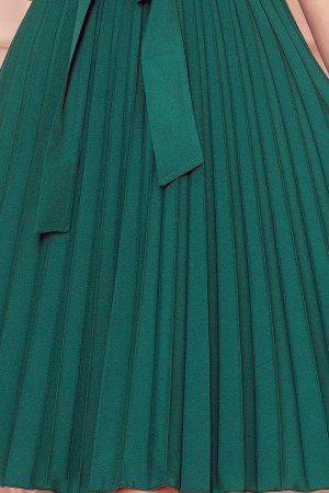 412-1 MELANIE Plisuota žalia suknelė su voko iškirpte