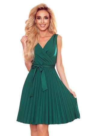 412-1 MELANIE Plisuota žalia suknelė su voko iškirpte