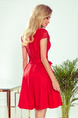 242-4 ANNA Raudona suknelė su iškirpte ir nėriniais